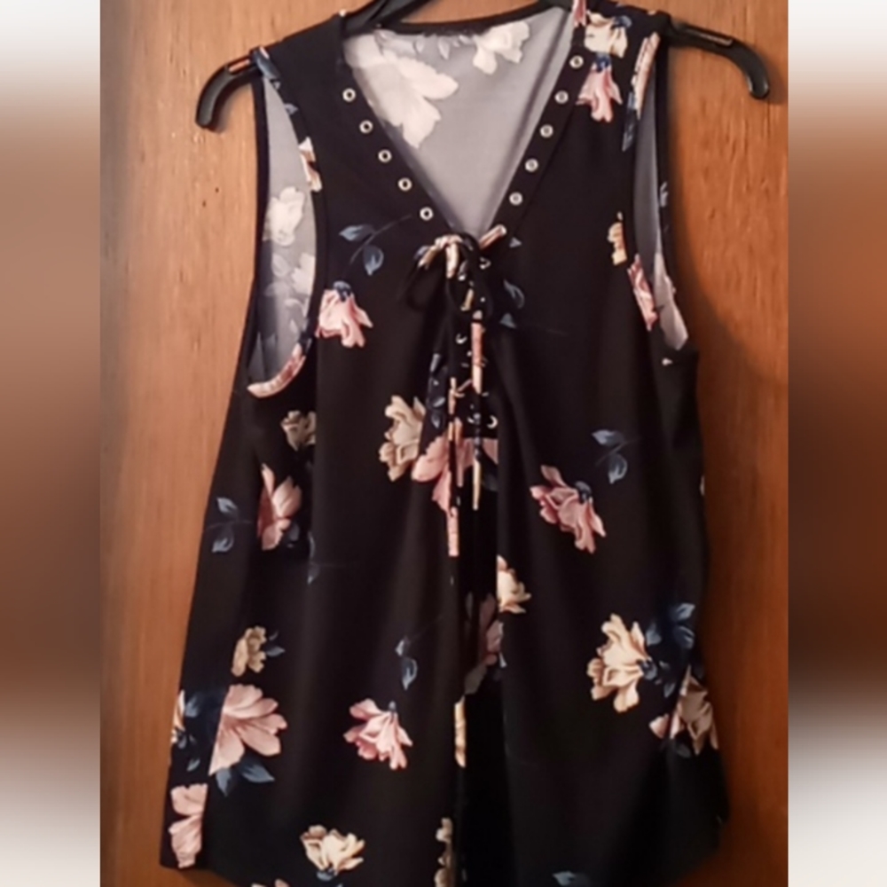 Apt. 9 floral top size L